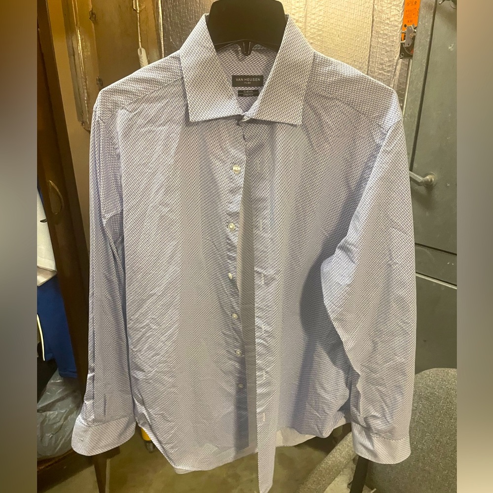 Van Heusen men’s large long sleeve button downs dress shirt. Wrinkle resistant